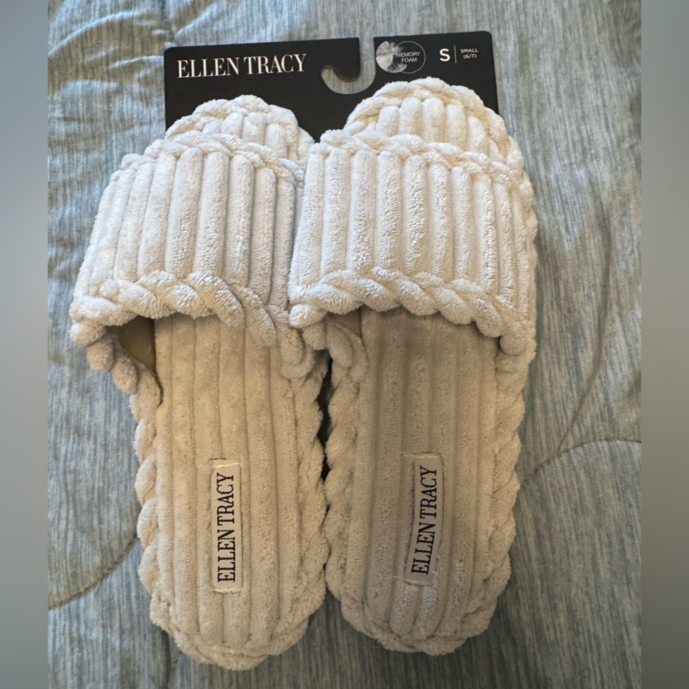 Ellen Tracy Memory Foam Gray Textured Slippers Size 6/7 Women’s